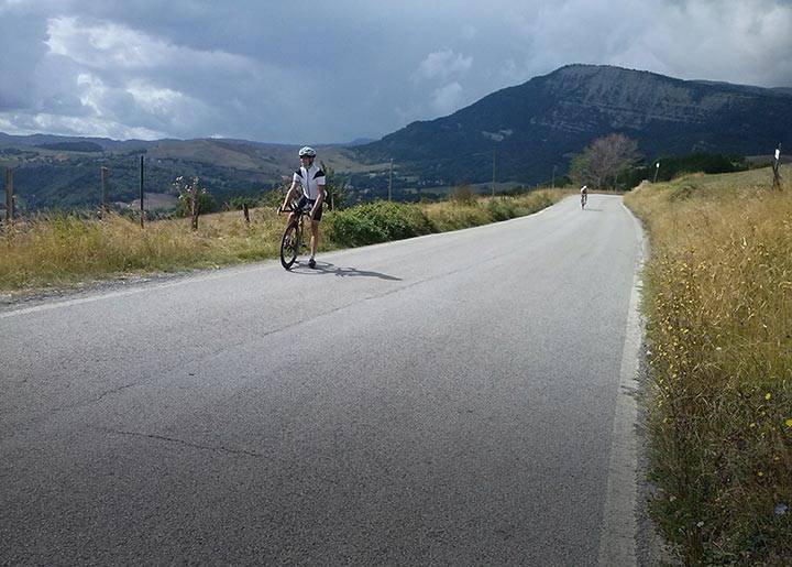 Radfahren durch Hügel- und Küstengegend